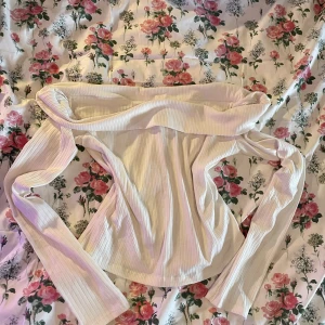 Vit topp - Tar endast swish och frakten är 45kr! 💕 