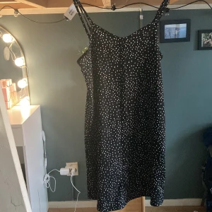 Klänning - Super fin prickig klänning i storlek 158 men passar xs/s 