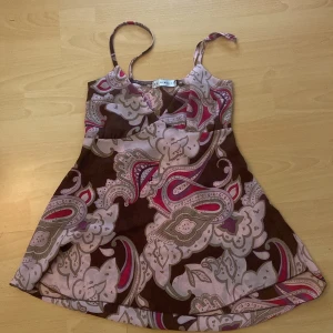 Rosa kort tunn klänning - Köpte den här klänningen förra året men den var för stor i bysten, knappt använd. Den är inte så kort som den ser ut.