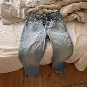Skit snygga zara jeans som tyvärr inte passar mig längre!  Är i en skit snygg ljusblå färg! 
