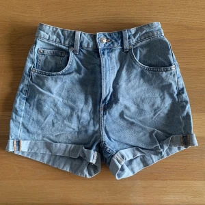 Jeansshorts  - Jeansshorts i gott skick, använda några få gånger. Säljer pga föredrar längre shorts. 
