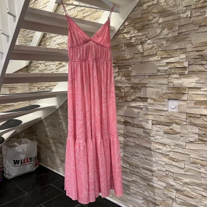 Rosa långklänning H&M - Säljer nu min rosa långklänning från H&M då den ej kommer till användning tyvärr! Väldigt bra skick då jag endast använt den några gånger💕 Jag är 165 cm och den går ner i backen på mig:) Tryck ej på köp nu!