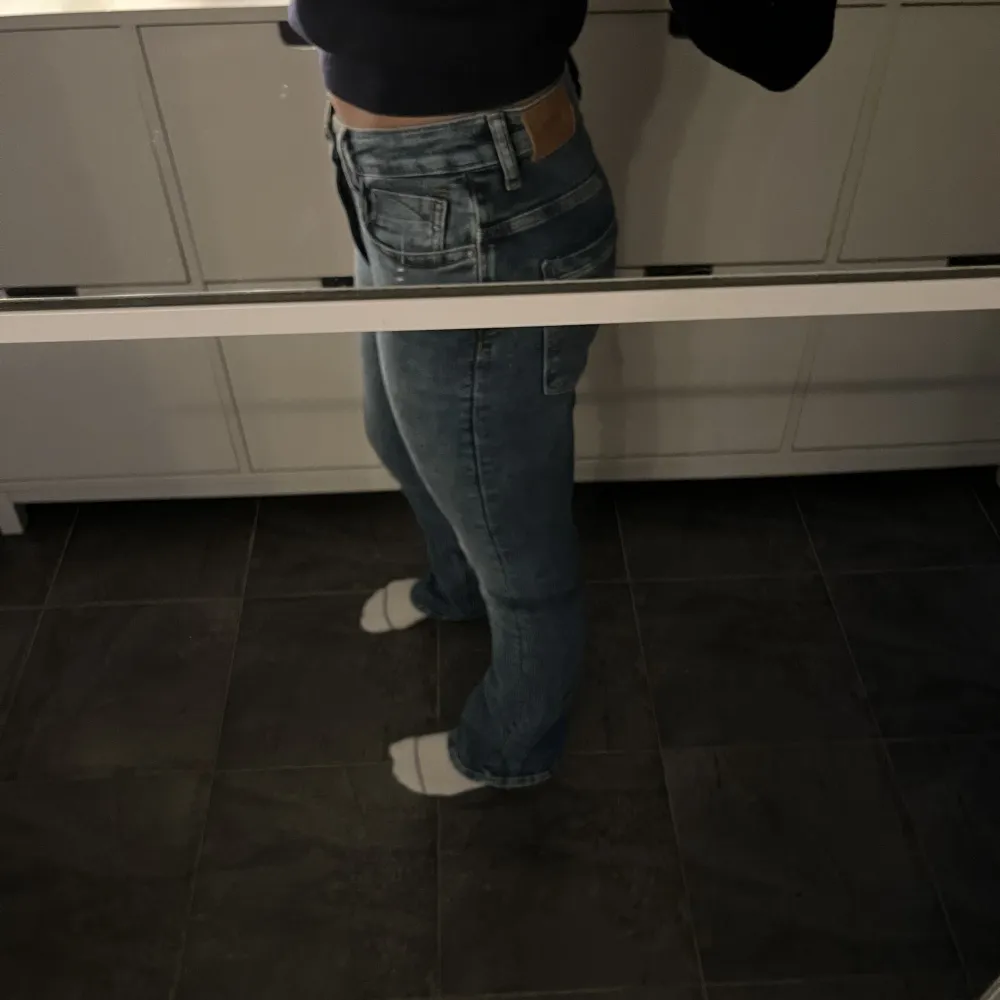 Super fina stretchiga jeans från only köpta i Frankrike. storlek S/32, jag har vanligtvis 34/36 på jeans och de passar💗. Jeans & Byxor.