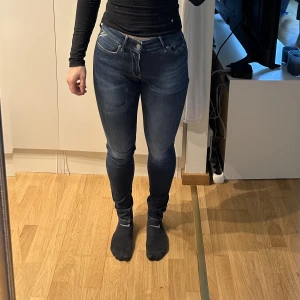 Replay jeans - Snygga replay skinny jeans i storlek 25/30. Otroligt sköna, känns som att ha thights. Midwaist. Ordinarie pris 1199 kr. Använda fåtal gånger! Säljer de pga att jag inte använder skinny jeans längre 