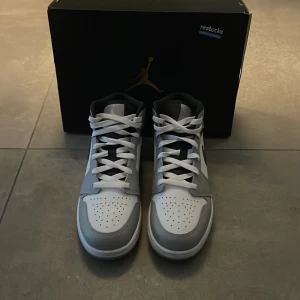 Jordan 1 mid light smoke grey - Säljer nu mina air Jordan för att dom är små. Har använt dom 2 gånger ingen skada är på dom förutom är dom lite creaseade på högra skon. Dom är köpt restocks. nypris 2999, om ni har frågor är det bara att skriva till mig 