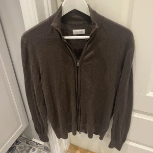 These glory days zip up - Tja, jag säljer nu min as feta zip up tröja från these glory days. Tröjan är gjord i materialet merinoull som är super skönt. Jag köpte tröjan på volt för 1100. Skicket på tröjan är 9/10. Tröjan tvättas självklart innan den skickas ut. Allt gott/ Hugo. 