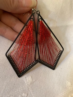 Retro, vintage örhängen. - Så häftiga vintage/retro svart och röda örhängen. Verkligen annorlunda och coola. Är ca 11cm långa.