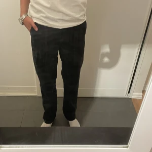Kostymbyxor  - Säljer dessa överfeta kostymbyxor från junkyard! Använda ganska mycket men skicket är nästan som nytt, 8,5/10. Hittar inte storleken men ni ser på bilden hur passformen är (jag är 181cm).