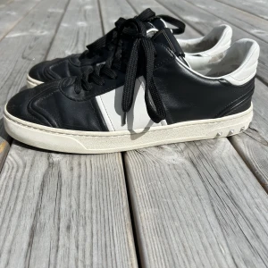 Valentino flycrew - Valentino flycrew svarta, Strl 41 passar 42-42,5, skick 8/10, Endast 1 nit saknas, pris: 2200 Bud från: 1999