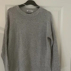 Stickad tröja - Grå stickad tröja från Gina tricot💗