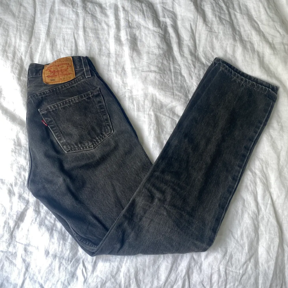 Levi’s 501 jeans i ’faded black’ färg, bra skick🖤 De är för små för mig men är 165 cm lång om man vill jämföra hur långa de är. Storlek W28 L32 med måtten: Rise: 27cm, Inseam: 77cm, Waist: 27cm, Outseam: 102cm, Leg opening: 18 cm. . Jeans & Byxor.