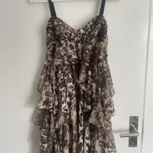 Intressekoll på en så cool miniklänning med leopardmönster som inte säljs längre!! Har inga bilder hur den ser ut på eftersom den är för stor för mig❣️ Skriv privat för fler frågor 🐆🐆