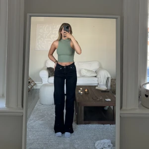 Grönt linne  - Grönt linne med polokrage i storlek xs/s