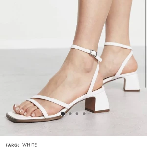 Vita klackar - Vita fina klackar endast använda en gång. Klackhöjd 5cm.  Litet skav på klackarna i bak, därav priset. Tror dock de skulle kunna gå och täcka med vitt nagellack. Syns heller inte när man har dom på sig🤍  Nypris 350. Skriv vid fler bilder eller intresse!