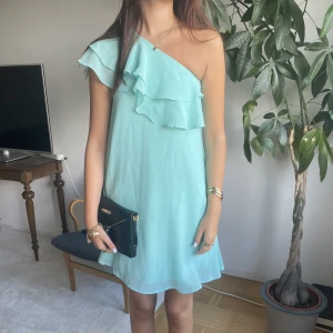 Super fin ljusblå oneshoulder klänning. - Säljer denna super super fina klänning ifrån Club L London i storlek Xs 👗💕