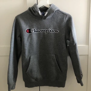 Champion hoddie  - Champion hoddie från kids brandstore i storlek Large. Nypris 499 kr. 