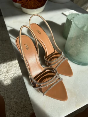 Helt nya zara klackar - Storlek 38 men är en 37a egentligen bara de att de va små i storleken  Nypris 559kr