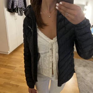 Peak jacka  - Peak jacka köpt för några år sedan men inte använd någonting på lång tid💗 Säljer 550 frakt ingår 😚