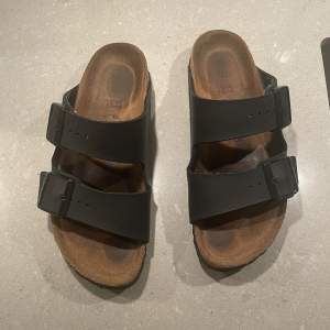 Jag säljer mina birkenstock i bra skick. Enbart använda en säsong. Skinnet på tofflorna är i ett väldigt bra skick, säljer de pågrund av att jag köpte en för liten storlek. 