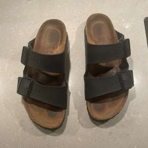 Birkenstock  - Jag säljer mina birkenstock i bra skick. Enbart använda en säsong. Skinnet på tofflorna är i ett väldigt bra skick, säljer de pågrund av att jag köpte en för liten storlek. 