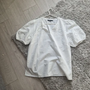 Vitblus - En väldigt fin blus som tyvär inte kommer till användning ❤️ storlek M men passar en L, sommrig och fin och jätte ledsen att den inte kommer till användning i sommar ❤️