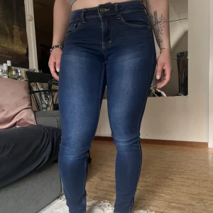 lågmidjade jeans - jeans som blivit försmå därför säljer jag💕