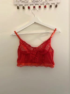 Under toppis pets  -  Super snygg under topp i spets!! Säljer den för att den är förstor för mig