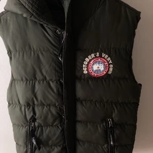 Canada goose väst mörkt grön  - Säljer min snygga Canadagose väSt då den aldrig kommer till användning  storlek S men passar M gott skick för mer bilder skriv Pm🌸 så klart äkta 