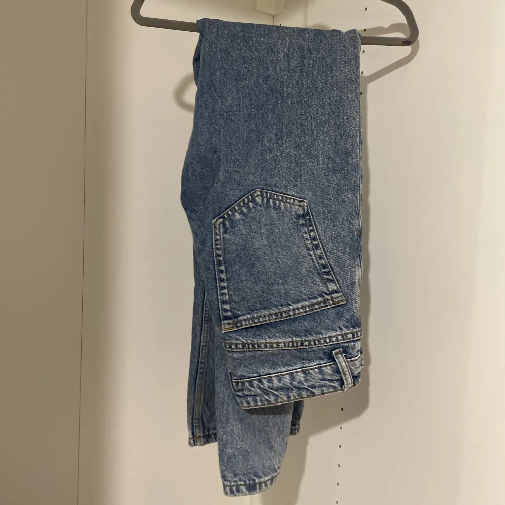 Snygfa raka zara jeans, köpta för 400 kr i 2022. Inga slitningar och varsamt använda. Säljer pga att jag har för mycket jeans. Tveka inte att höra av er vid frågor🥰. Jeans & Byxor.