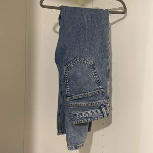 Snygfa raka zara jeans, köpta för 400 kr i 2022. Inga slitningar och varsamt använda. Säljer pga att jag har för mycket jeans. Tveka inte att höra av er vid frågor🥰