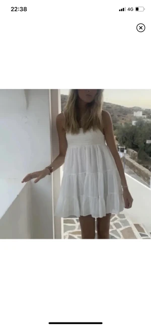 Zara kläning  - Säljer denna populära zara klänningen som är slutsåld! Mycket bra skick💘💘