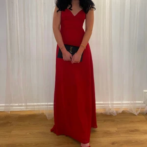 Röd festklänning  - Säljer mina röda klänning som är fin att ha till bröllop, förlovningsfester och bal. Den är mycket simpel och ser mycket elegant ut med lite accessoarer på. Endast använd en gång till min väns förlovningsfest och är i mycket bra skick.   Nypris: 699kr