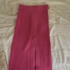 Stickad långkjol 💕 - Rosa stickad långkjol med slit! Superfin, men används tyvärr för sällan. 