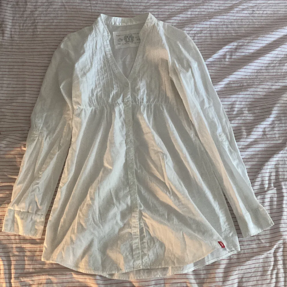 Säljer den här skjortklänningen/ långa blusen från edc by esprit 💓den är i väldigt bra skick och har nästan aldrig använts ❤️. Klänningar.
