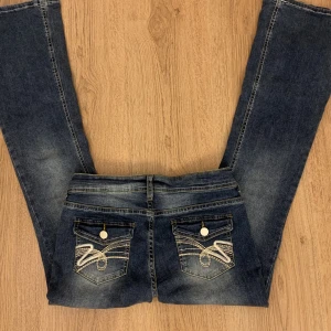 Jeans - Så himla coola byxor från shein som har fet design på fickorna🫶🏼 Innerbenslängd-74