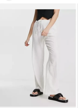 Linnebyxor  - Säljer dessa linnebyxor då dem inte passar mig! Dem är aldrig använda🩷 Nypris 400kr jag säljer för 200kr!😚