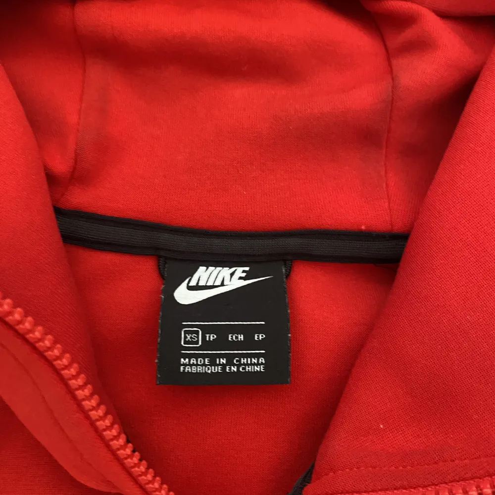 Säljer min Old Season Nike Tech Fleece i röd eftersom ingen användning.                                                      Storlek XS men passar S.. Hoodies.