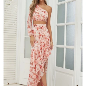 Helt oanvänd - lapp kvar - Superfin klänning i two piece set. Enärmad topp och kjol. Helt oanvänd. Storlek S