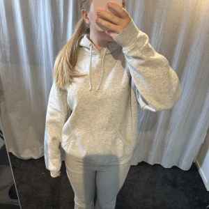 Hoodie  - Säljer denna gråa hoodie från bikbok, den har en liten defekt över fickan på magen, ska se om jag kan få bort den i tvätten. Säljer därav billigare❣️Använd fåtal gånger! 
