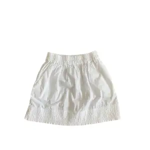 Supersöt vit kjol köpt secondhand!! (ursprungligen från days). Prislappen är kvar i⭐️  Midja: 30cm (stretchig) Längd: 38cm