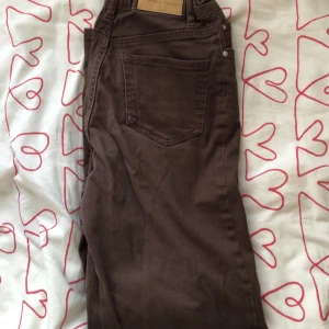 Bruna jeans  - Bruna jeans från Lindex är i barn storlek 164-170 men sitter som ett par xs-xxs 