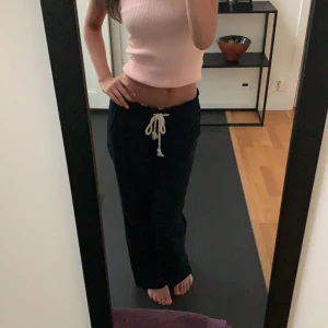 Svarta Roxy linnebyxor  - Storlek xs, som nya inga defekter. Säljer endast vid bra pris 