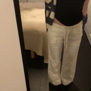 Alobha label linnebyxor!! -  Fina linnebyxor från Alobha! Dessa är i den gamla modellen använda fåtal gånger. Tvättade en gång så har krympt lite på längden. Jag är 167 och bär storlek 34 för referens! Enda defekten är att snörena är klippta 3 cm då jag tyckte de var för långa💘