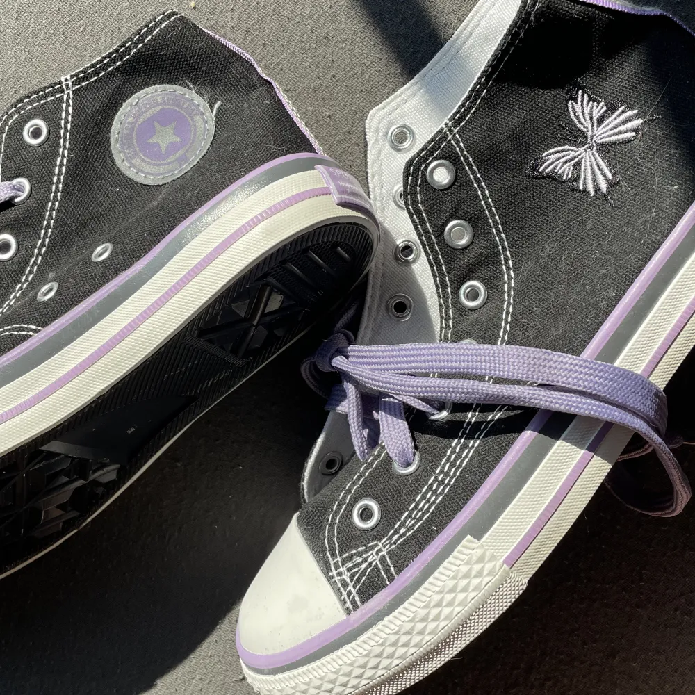 Helt nya skor i ”fake Converse” stil💜Lila skosnören och reflexstreck på baksidan. Säljer då de är för små, storlek 39 men skulle säga att de passar mer 36/37-38 ungefär💜. Skor.