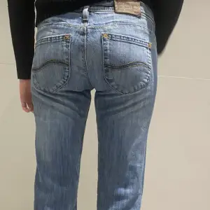 skitsnygga lee jeans från extended uf som tyvärr inte passade mig🥲 lågmidjade och ascoola detaljer!!💕💕🙏🙏