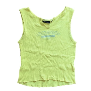 y2k dkny topp - snygg topp från dkny med tryck. Köpt förra året på plick men aldrig använt. Se bild 2 för hur den ser ut på och hur färgen ser ut. Köparen står för frakt. 💓