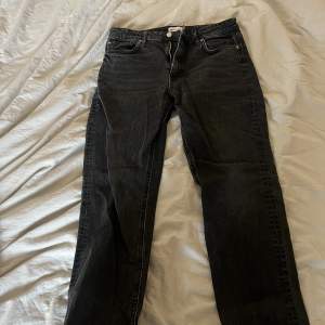 Zara split straight jeans. Känns mer som storlek 40. väldigt bra skick. Kan mötas upp i sthlm. 