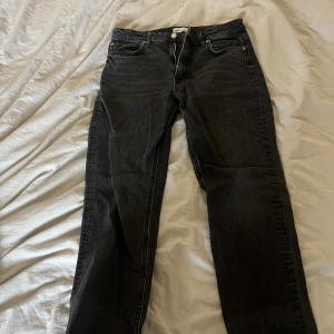 Zara jeans - Zara split straight jeans. Känns mer som storlek 40. väldigt bra skick. Kan mötas upp i sthlm. 