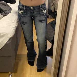 Bleached jeans  - Blekta jeans med coola detaljer på. Midjemått: 37,5x2 innerbenslängd 81cm💕 kom gärna med prisförslag!!