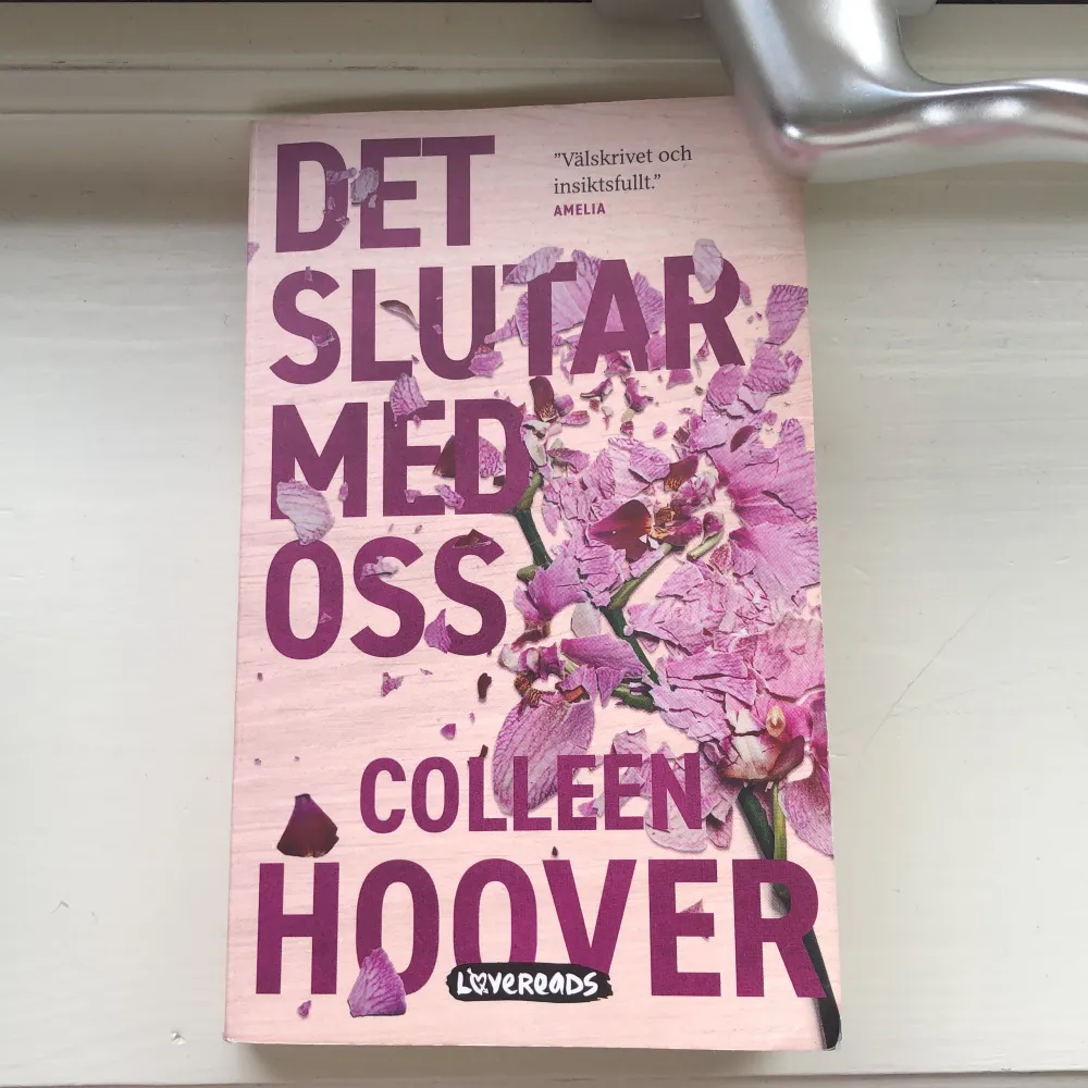 Jag har nu läst ut den omtalade boken det slutar med oss, jag har den på svenska men nu säljer jag den till någon annan som vill läsa. Jag tyckte den var jättebra och jättespännande ❤️författare: Collen Hoover . Övrigt.